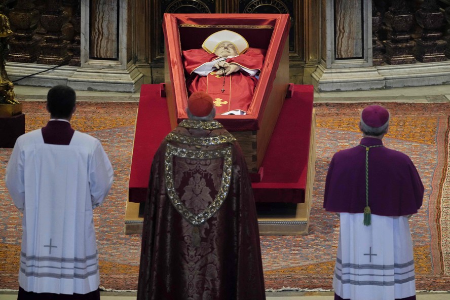 Camerlengo em frente ao caixão do Papa Francisco na Basílica de São Pedro