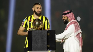 O atacante francês Karim Benzema foi apresentado oficialmente no Al-Ittihad da Arábia Saudita, diante de 60 mil torcedores no estádio do clube em Jeddah — Foto: AFP