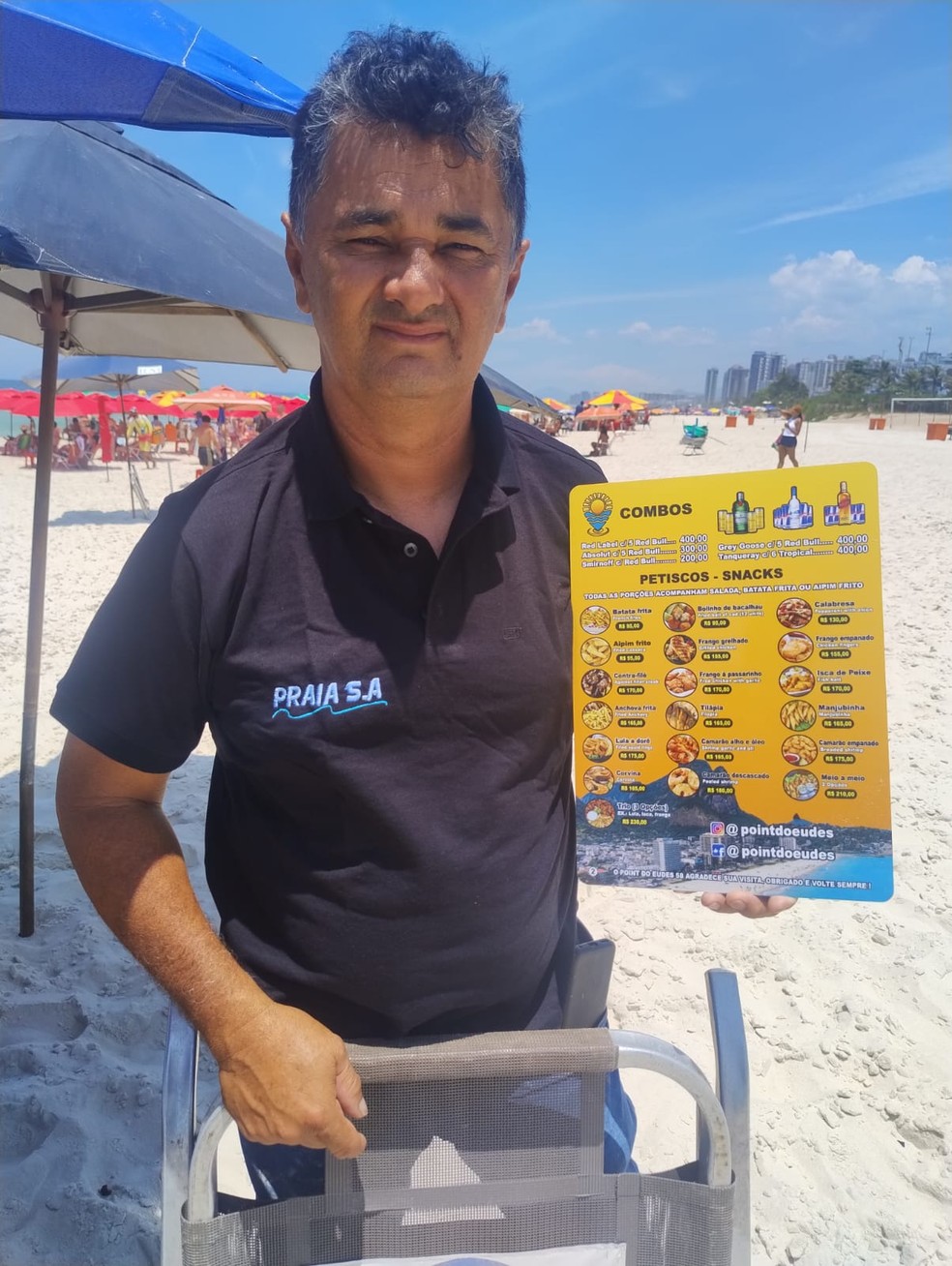 Eudes, do Point do Eudes, mostra o cardápio bilíngue de sua barraca — Foto: Divulgação/Marco Moreira