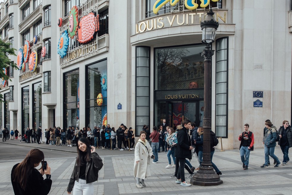 Loja da Louis Vuitton, nos Champs-Elysees, no centro de Paris: consumo de altíssimo luxo tem tido melhor desempenho — Foto: Cyril Marcilhacy/Bloomberg