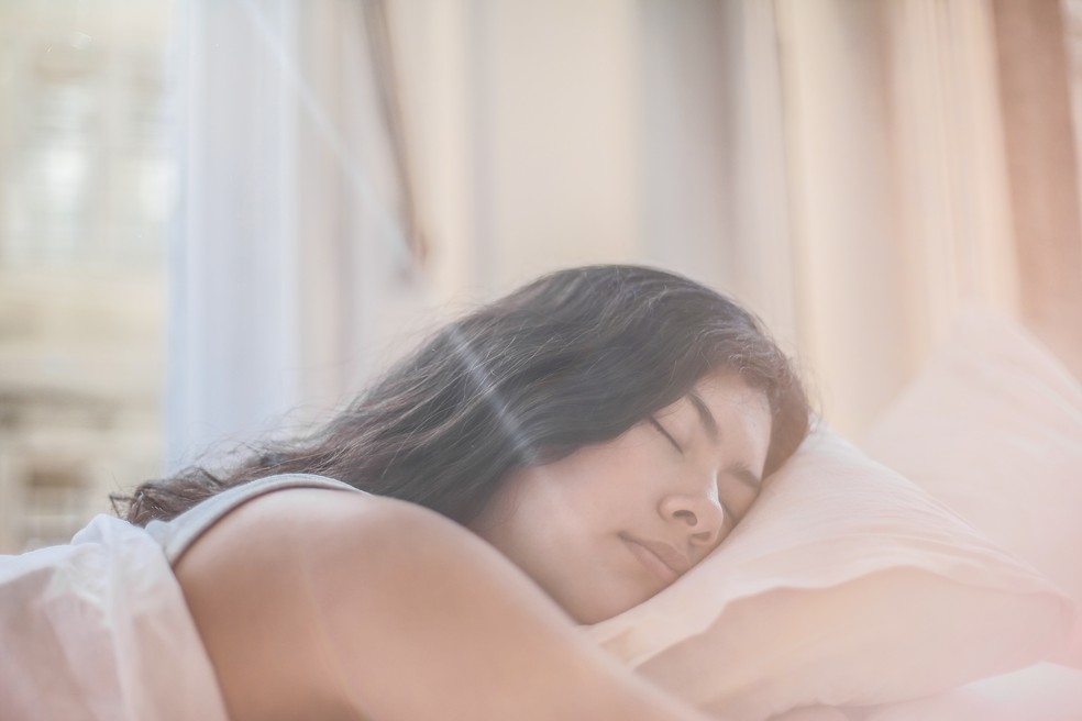 A falta de sono gera mais cortisol, que é o hormônio que descontrola a sensação de fome e saciedade, causando vontade de comer. Foto: Reprodução/Pexels — Foto: Reprodução/Pexels