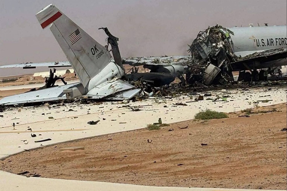 A cauda do E-3 Sentry destruído na Arábia Saudita por drones do Irã — Foto: UGC / AFP