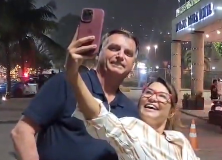 Bolsonaro posa com apoiadora e web nota semelhan&ccedil;a com Janja