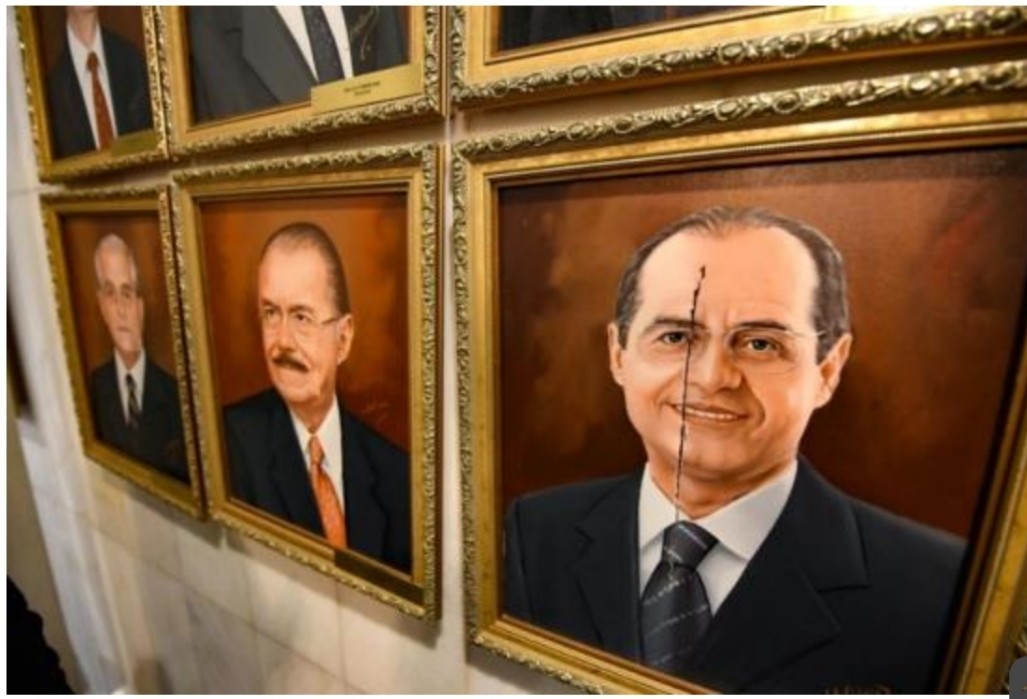 Retratos de ex-presidentes do Senado foram rasgados por radicais em atos terroristas de 8 de janeiro — Foto: Reprodução