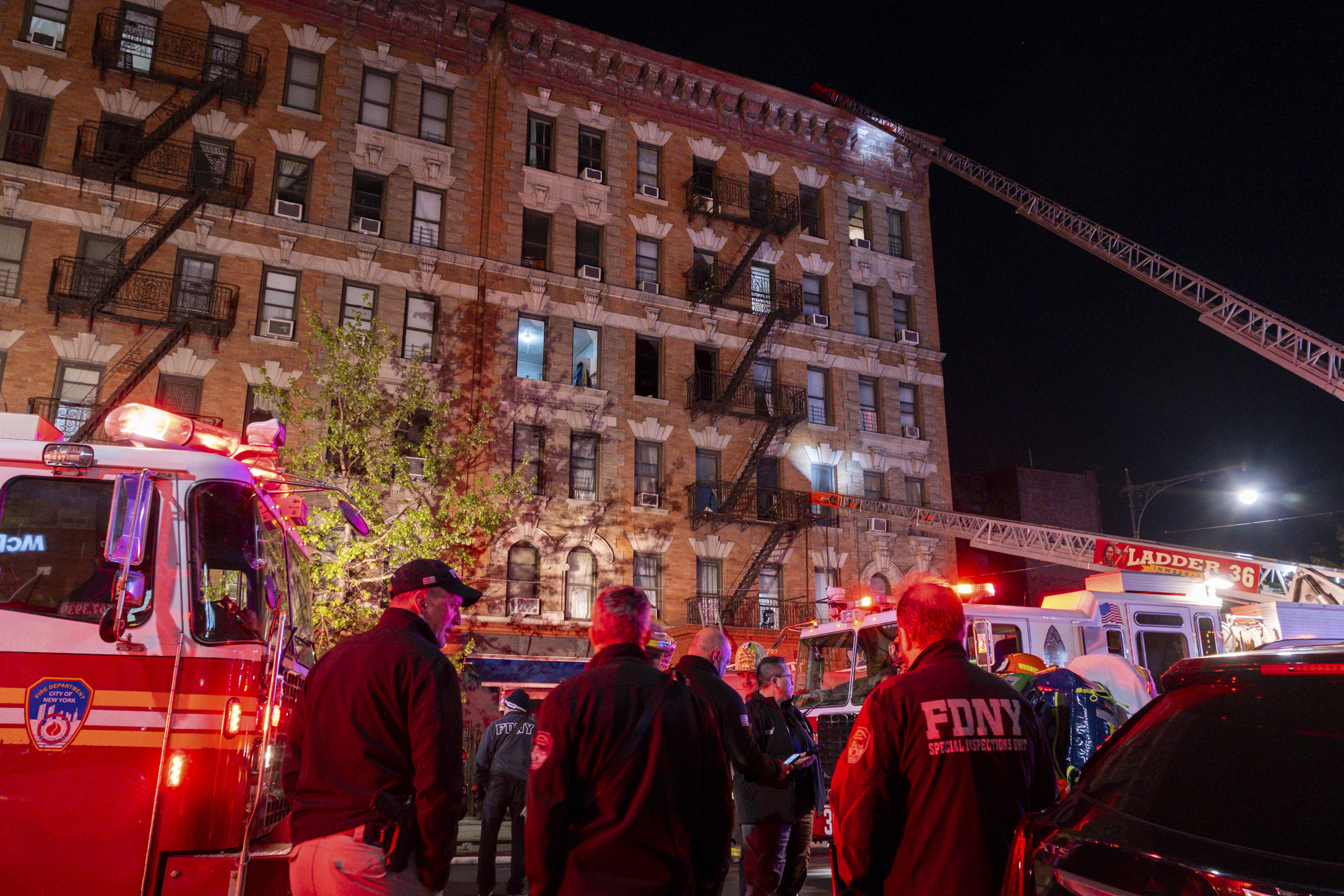 Jornalista de moda da revista 'People' e mãe morrem em incêndio em Nova York, nos EUA