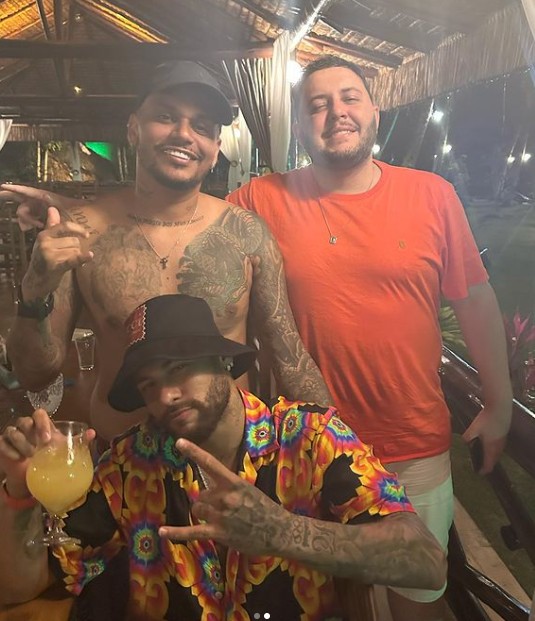 Neymar posa com amigos durante férias no Rio — Foto: Reprodução/Instagram