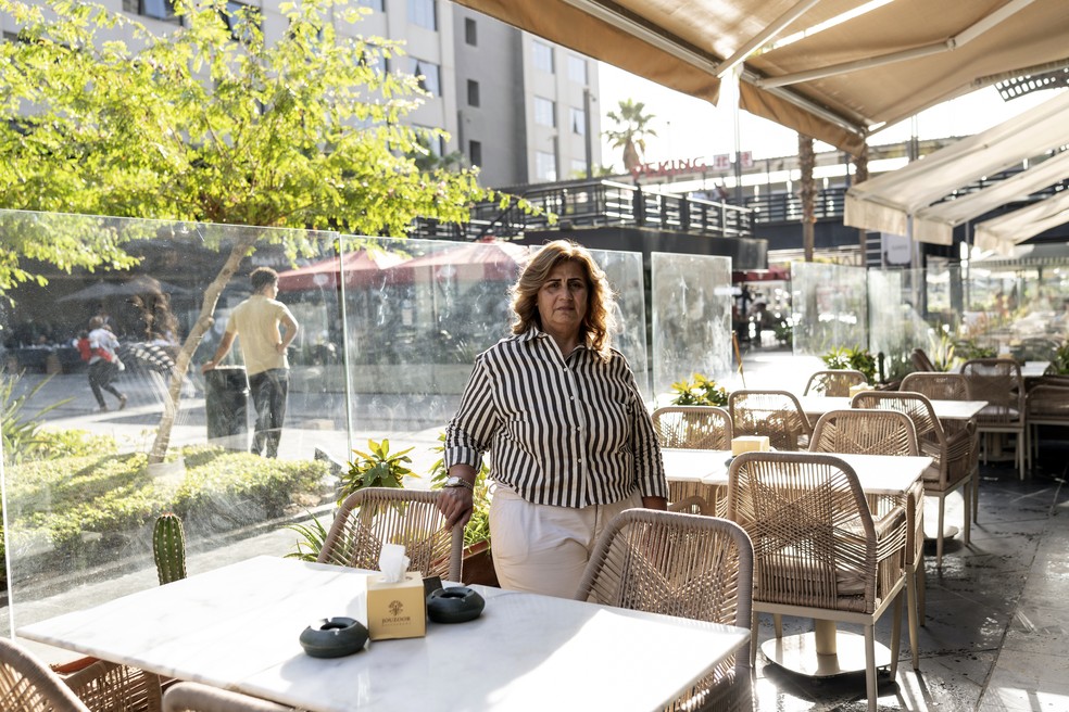 Mona al-Ghalayini em seu restaurante palestino, Jouzoor, no Cairo — Foto: Fatma Fahmy/The New York Times