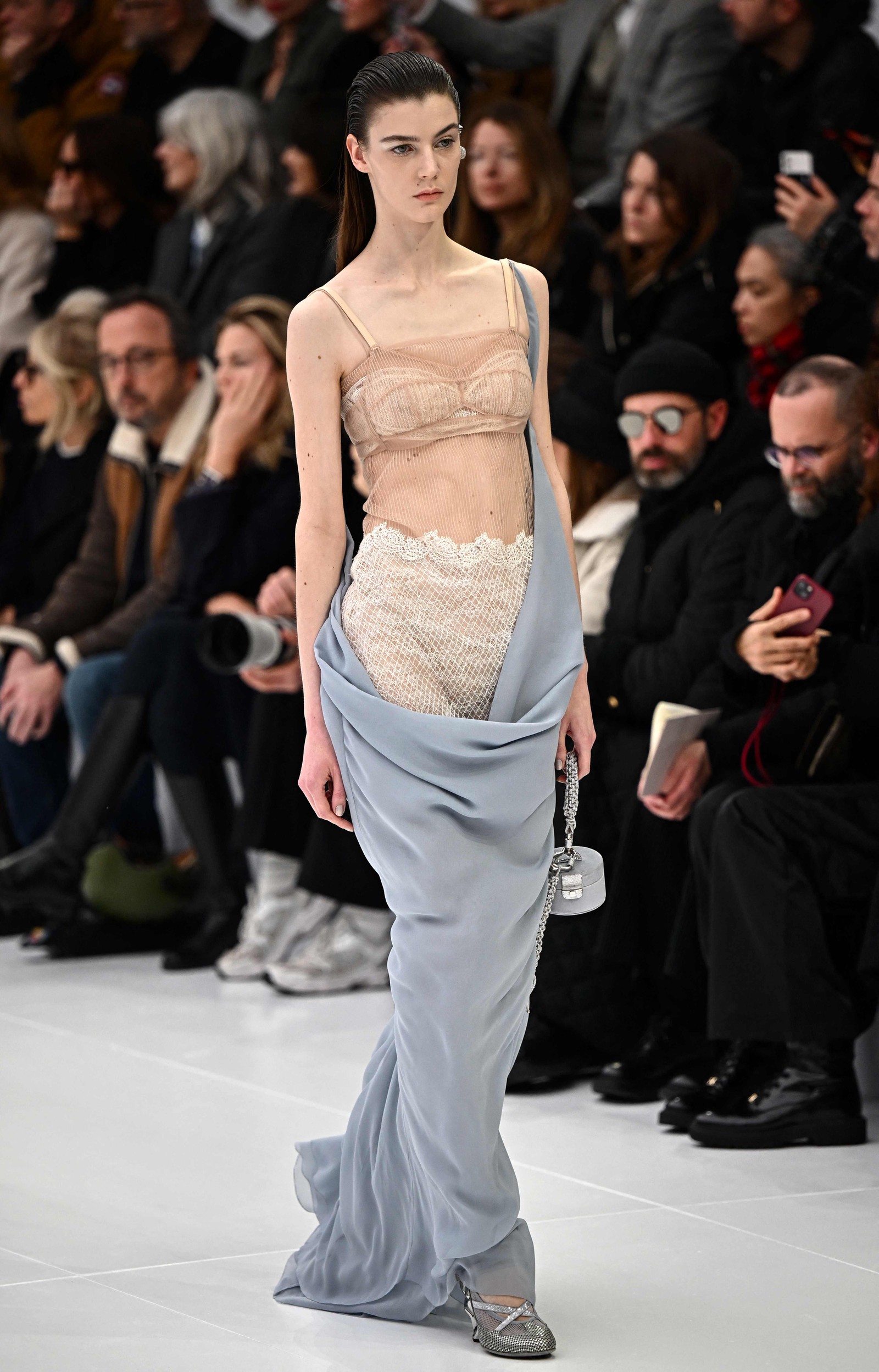 Modelo desfila pela Fendi na Semana de Moda de Alta-Costura Primavera-Verão 2023 em Paris em 26 de janeiro de 2023 — Foto: Anne-Christine Poujoulat / AFP