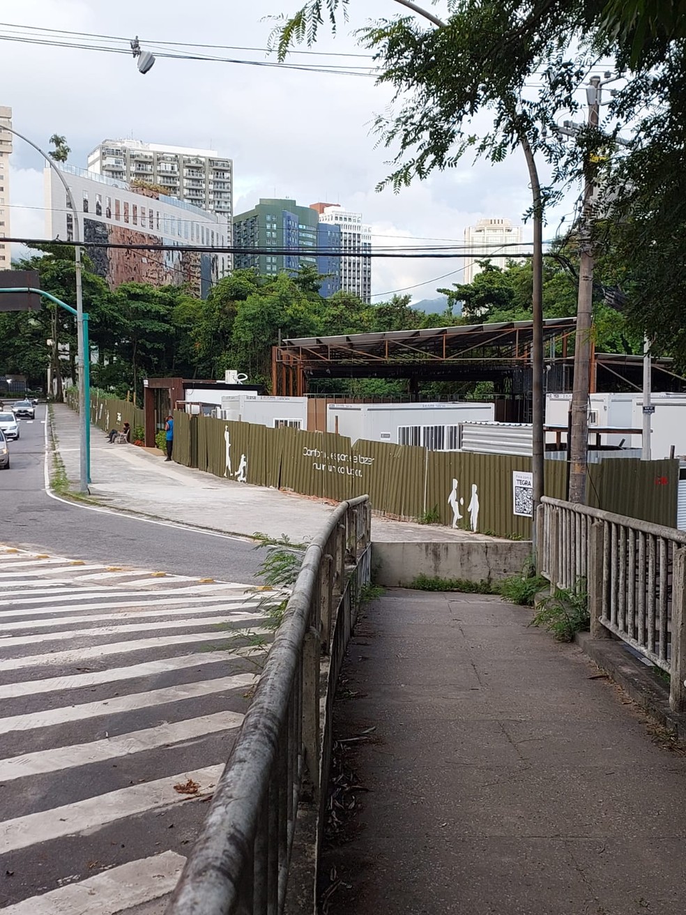 A lateral do novo empreendimento é voltada para a Avenida Afonso Arinos — Foto: Foto do leitor