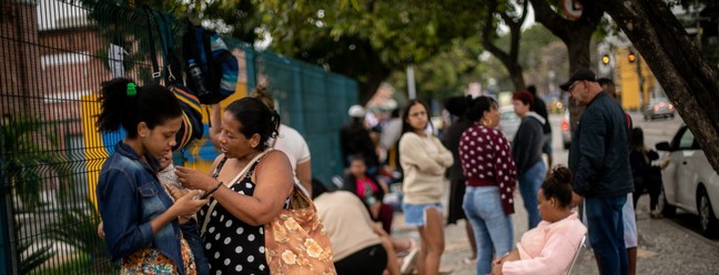 Pessoas enfrentam filas enormes para fazer recadastramento no CadÚnico e, assim, receber o Auxílio Brasil — Foto: Brenno Carvalho/Agência O Globo