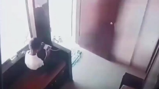 Vídeo: Menino de 12 anos tranca leopardo dentro de casa e consegue fugir de possível ataque na Índia