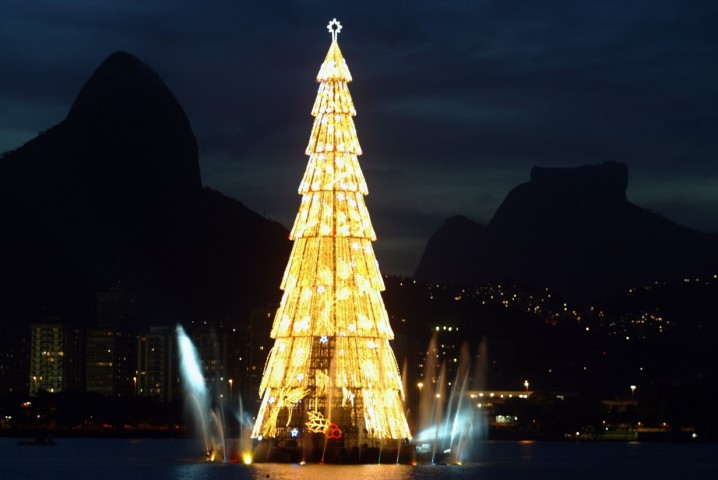 Com brilho dourado, a Árvore da Lagoa de 2005 iluminou a noite e encantou quem passava pela orla — Foto: Fernando Quevedo