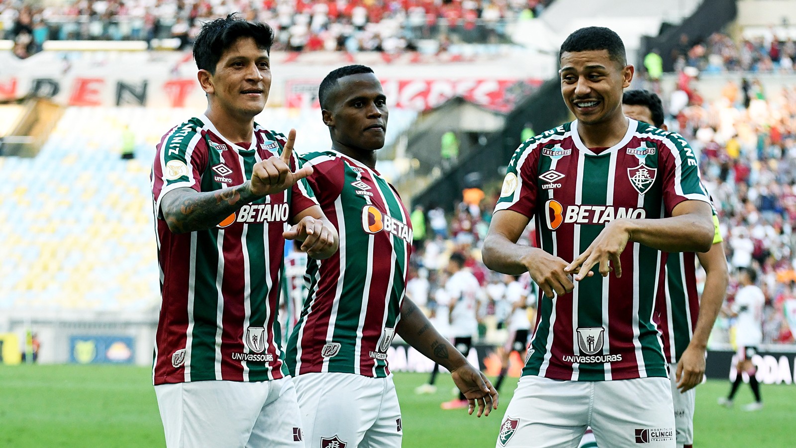 Cano, Arias e André comemoram o gol de empate do Fluminense — Foto: Mailson Santana/Fluminense