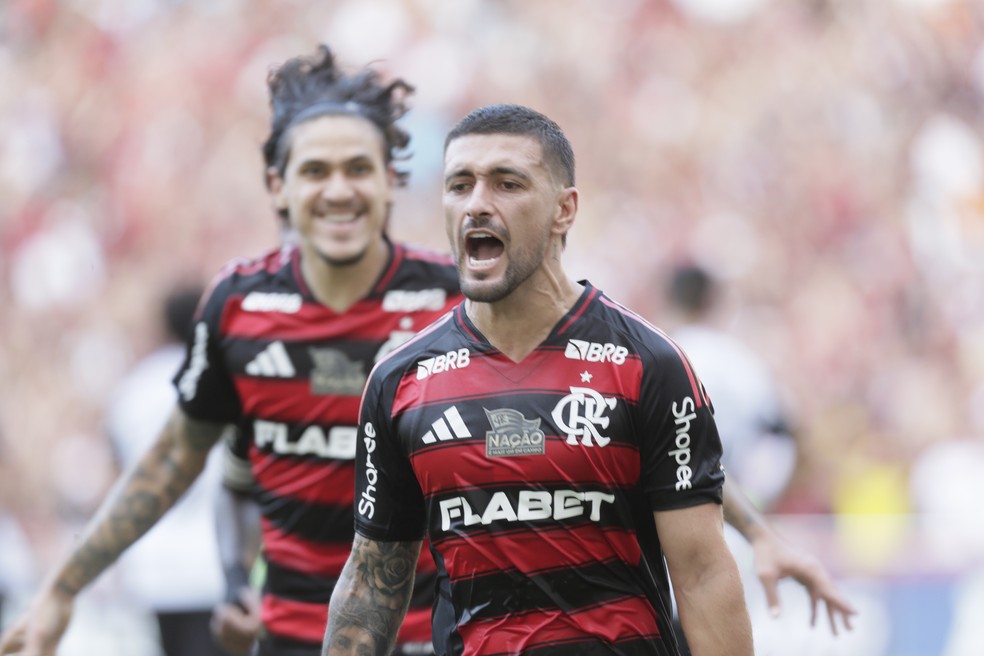 Pedro e Arrascaeta briharam em Flamengo x Corinthians — Foto: Marcelo Theobald / Agência O Globo