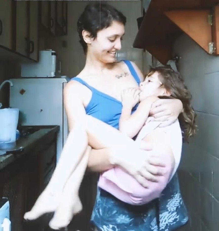 Mãe posta vídeo amamentando filha de 5 anos, e web se divide entre críticas  e elogios: 'Respondendo com paciência'