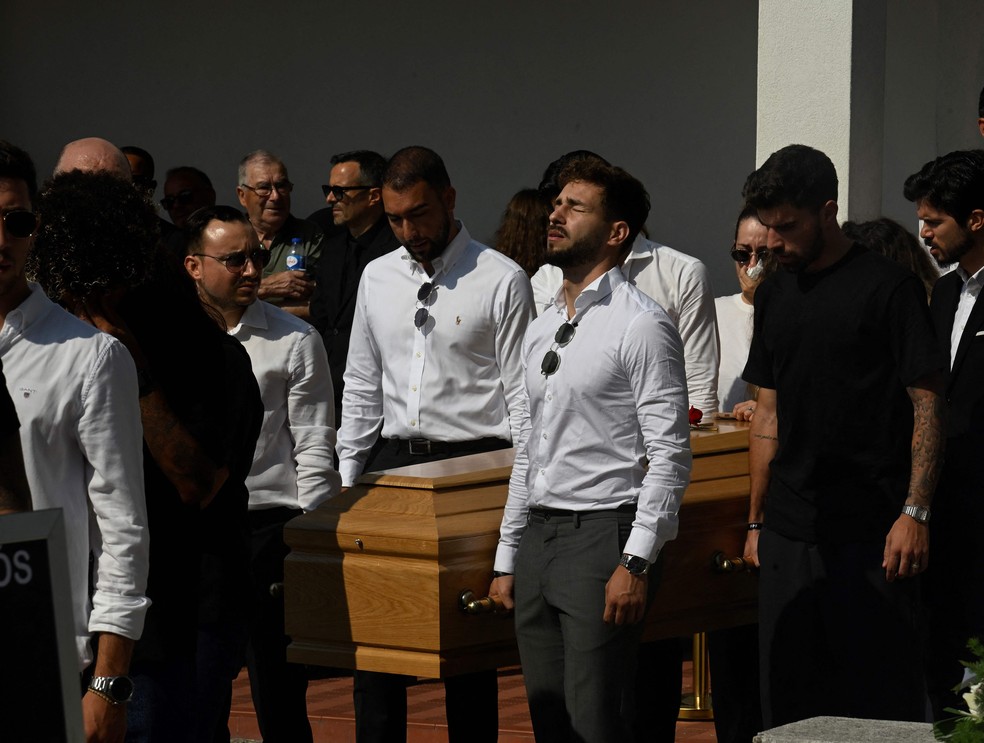 Ex-colegas de profissão carregam caixão em enterro de Diogo Jota e André Silva — Foto: Reprodução/Instagram