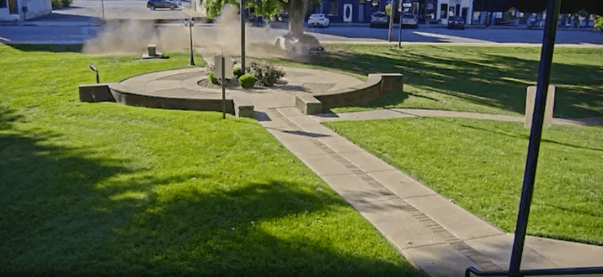 Vídeo: Idosa é presa por fazer manobras de carro no gramado de tribunal nos EUA