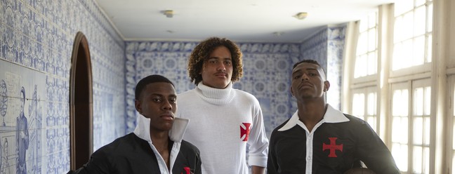 Jogadores do sub-20 do Vasco vestem réplicas dos uniformes dos Camisas Negras — Foto: Alexandre Cassiano