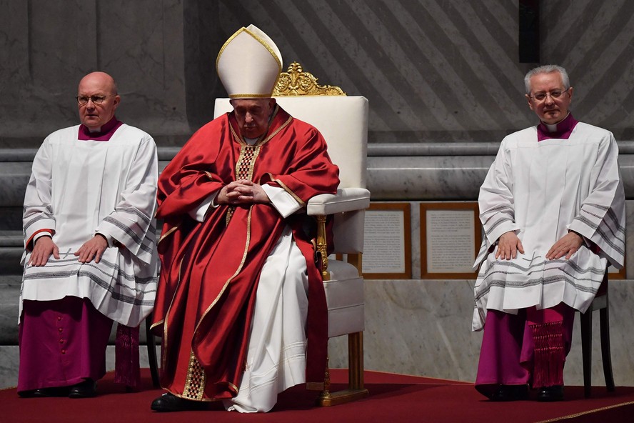 Papa Francisco conduz a missa da Paixão do Senhor, na Basílica de São Pedro, no Vaticano