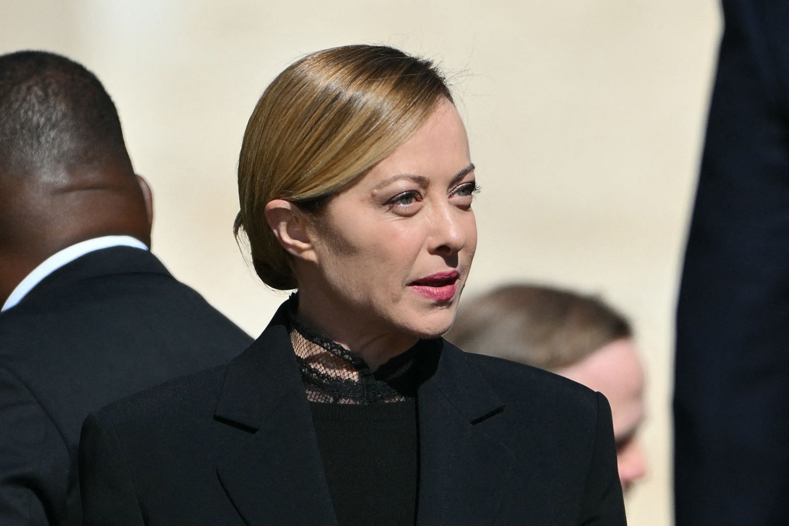 Primeira-ministra italiana, Giorgia Meloni participa do funeral do Papa Francisco — Foto: Alberto PIZZOLI / AFP