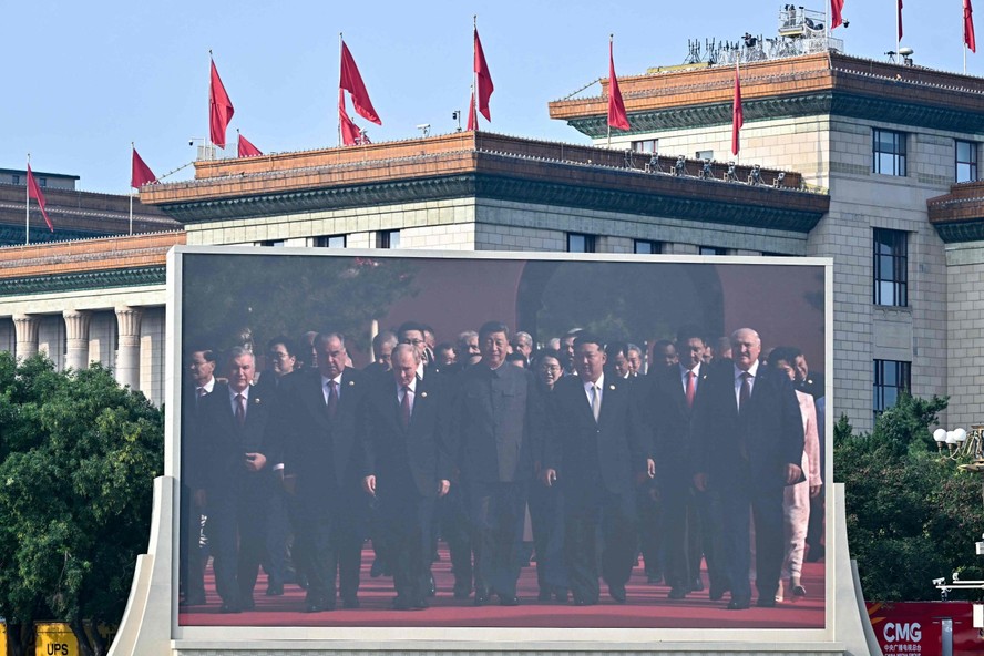 O presidente da China, Xi Jinping (C), caminha ao lado do presidente da Rússia, Vladimir Putin (centro, E) e do líder da Coreia do Norte, Kim Jong Un (centro, D) antes de um desfile militar que marca o 80º aniversário da vitória sobre o Japão e o fim da Segunda Guerra Mundial