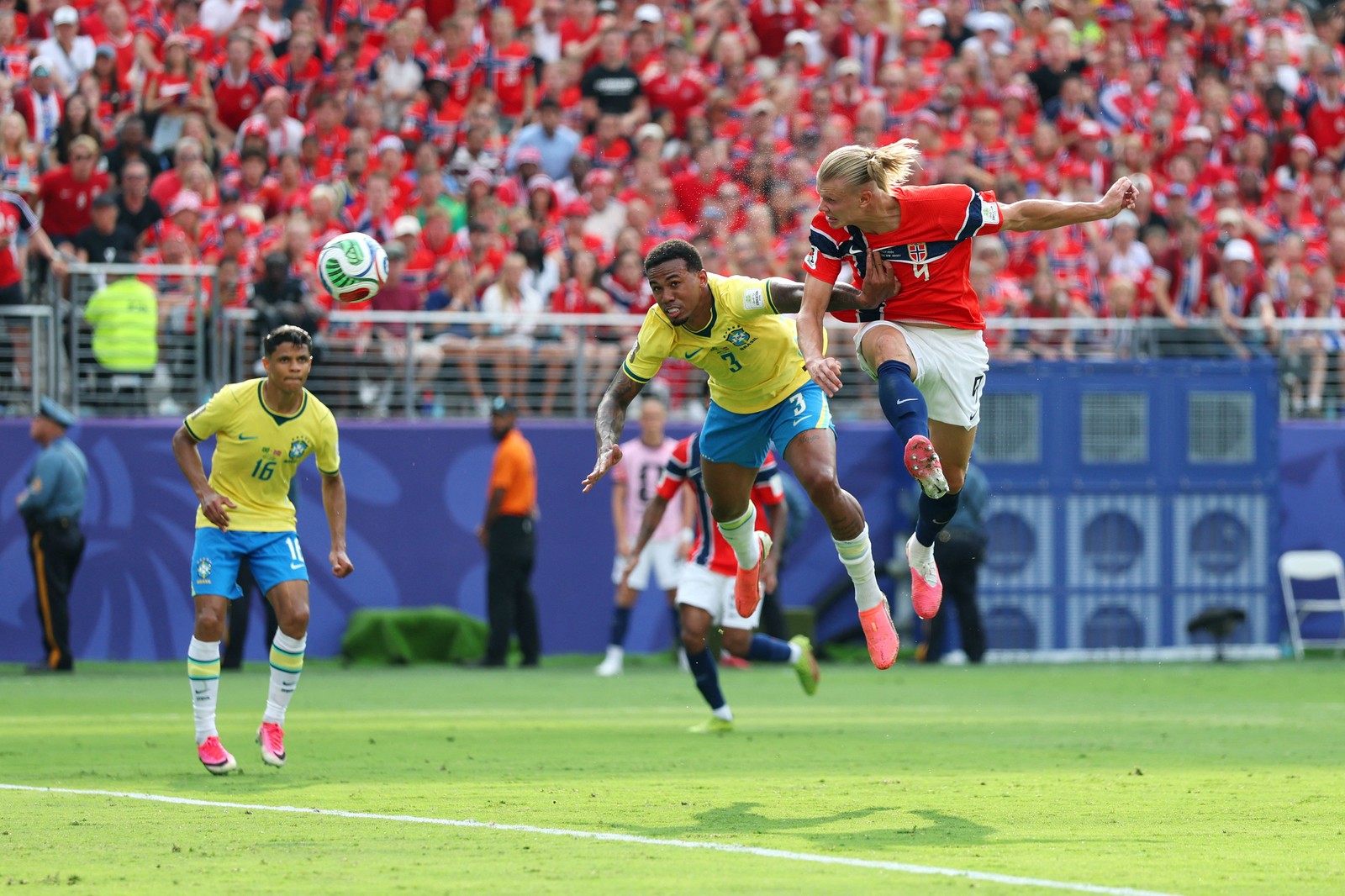 Haaland marca o primeiro gol da Noruega no segundo tempo — Foto: Getty Images via AFP