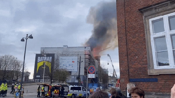 Grande incêndio atinge edifício da Bolsa de Copenhague e torre histórica desaba, na Dinamarca — Foto: Reprodução/X