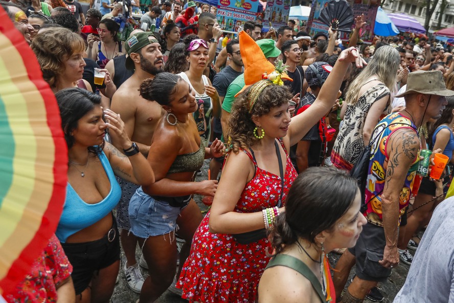 Carnaval 2024: foliões desafiam a chuva no Rio em sábado de blocos como  Cacique de Ramos e Desliga da Justiça
