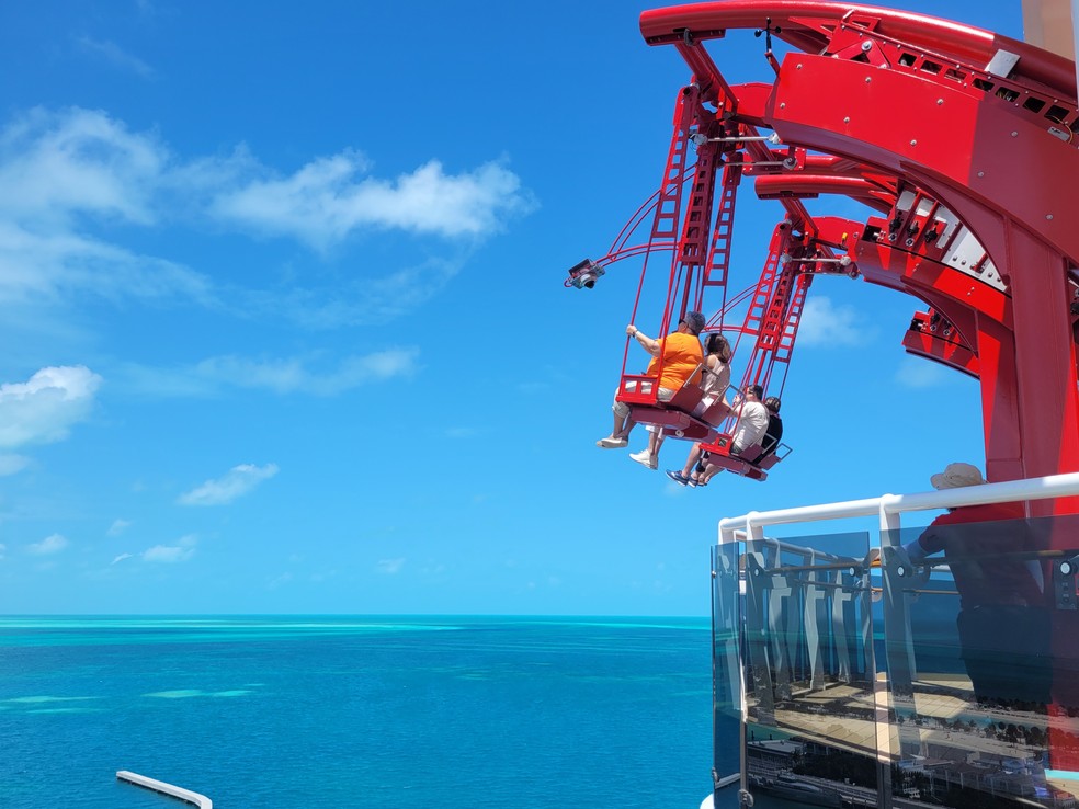 O Cliffhanger, o balanço que suspende os passageiros a quase 50 metros acima do mar, na brincadeira mais radical a bordo do navio de cruzeiros MSC World America — Foto: Eduardo Maia / O Globo