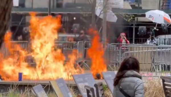 Homem se incendeia do lado de fora do julgamento de Trump em Nova York
