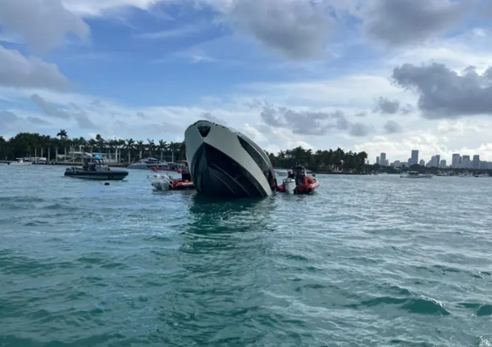 Iate em Miami ficou quase na vertical; ocupantes foram resgatados — Foto: U.S. Coast Guard Southeast
