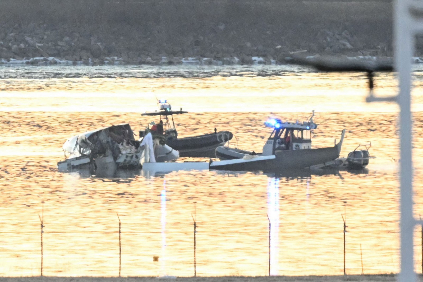 Parte dos destroços é vista enquanto barcos de resgate vasculham as águas do Rio Potomac — Foto: Andrew CABALLERO-REYNOLDS / AFP