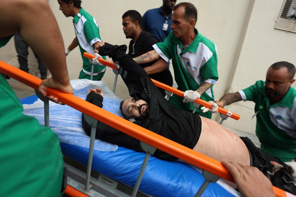 A megaoperação deixou dois policiais civis mortos e ao menos outro sete agentes feridos. Na foto, Delegado da DRE chega baleado ao Hospital Getúlio Vargas — Foto: Gabriel de Paiva / Agência O Globo
