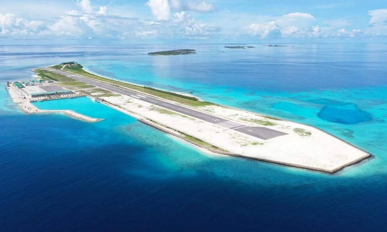 Cercada pelo mar azul turquesa por todos os lados, a pista do Aeroporto de Madivaru, nas Maldivas, tem 1.200 metros de comprimento e vai de ponta a ponta na ilha — Foto: Reprodução