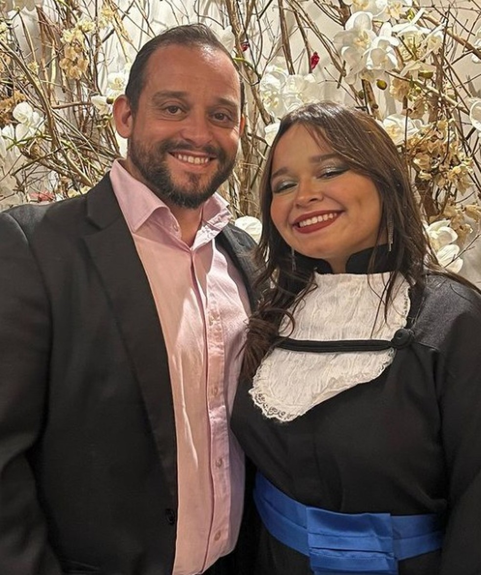Gabriely Cristina Portela Ferreira, de 18 anos, ao lado do pai Márcio André Vaz Ferreira, de 44 anos, na festa de formatura  — Foto: Arquivo pessoal