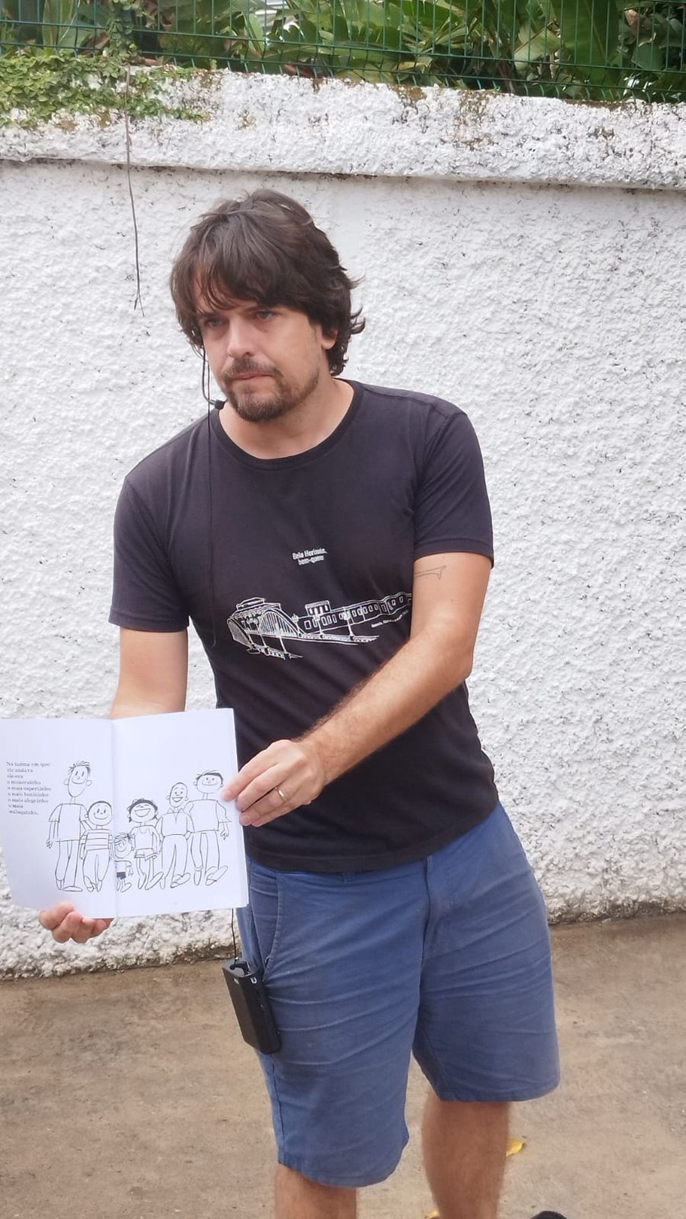 O jornalista Rafael Sette Câmara, um dos idealizadores do projeto BH a Pé, lê o livro'O Menino Maluquinho' durante o tour'BH Maluquinha' — Foto: Divulgação / BH a Pé