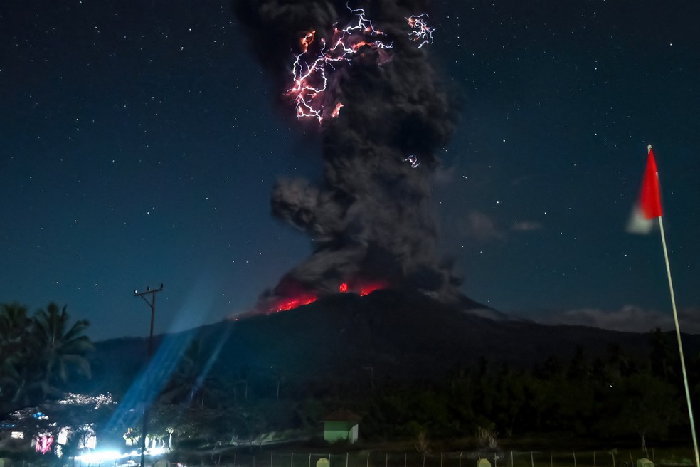 Raio vulcânico no topo de coluna de fumaça de vulcão na Indonésia — Foto: Indonesia's Geological Agency / AFP