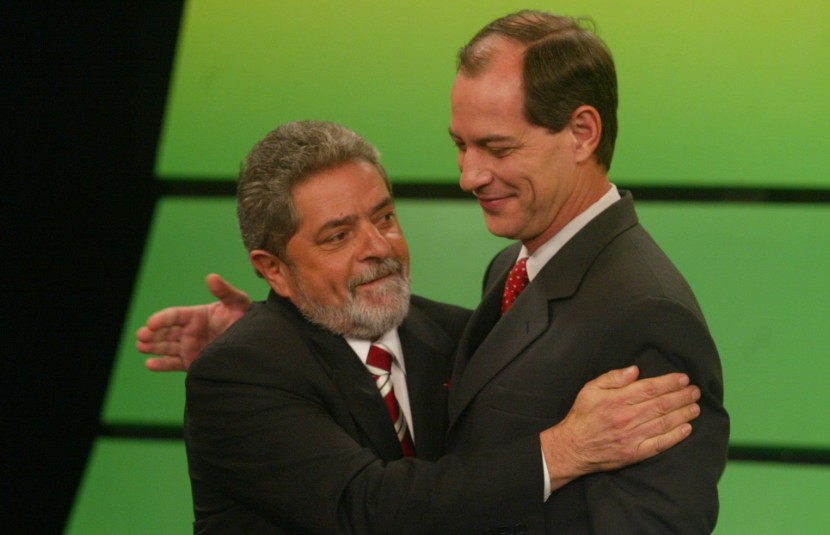Debate na TV: Ciro Gomes e Lula se abraçam na TV Globo, em 2002 — Foto: Marcelo Sayão/Agência O GLOBO