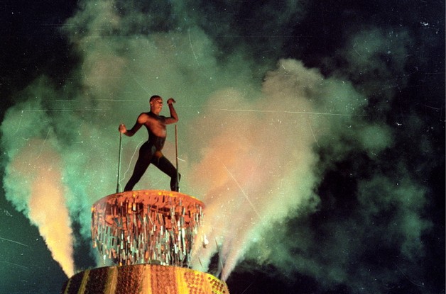 Lafond em sua performance no carnaval da Beija-Flor, em 1990, com o enredo "Todo mundo nasceu nu"