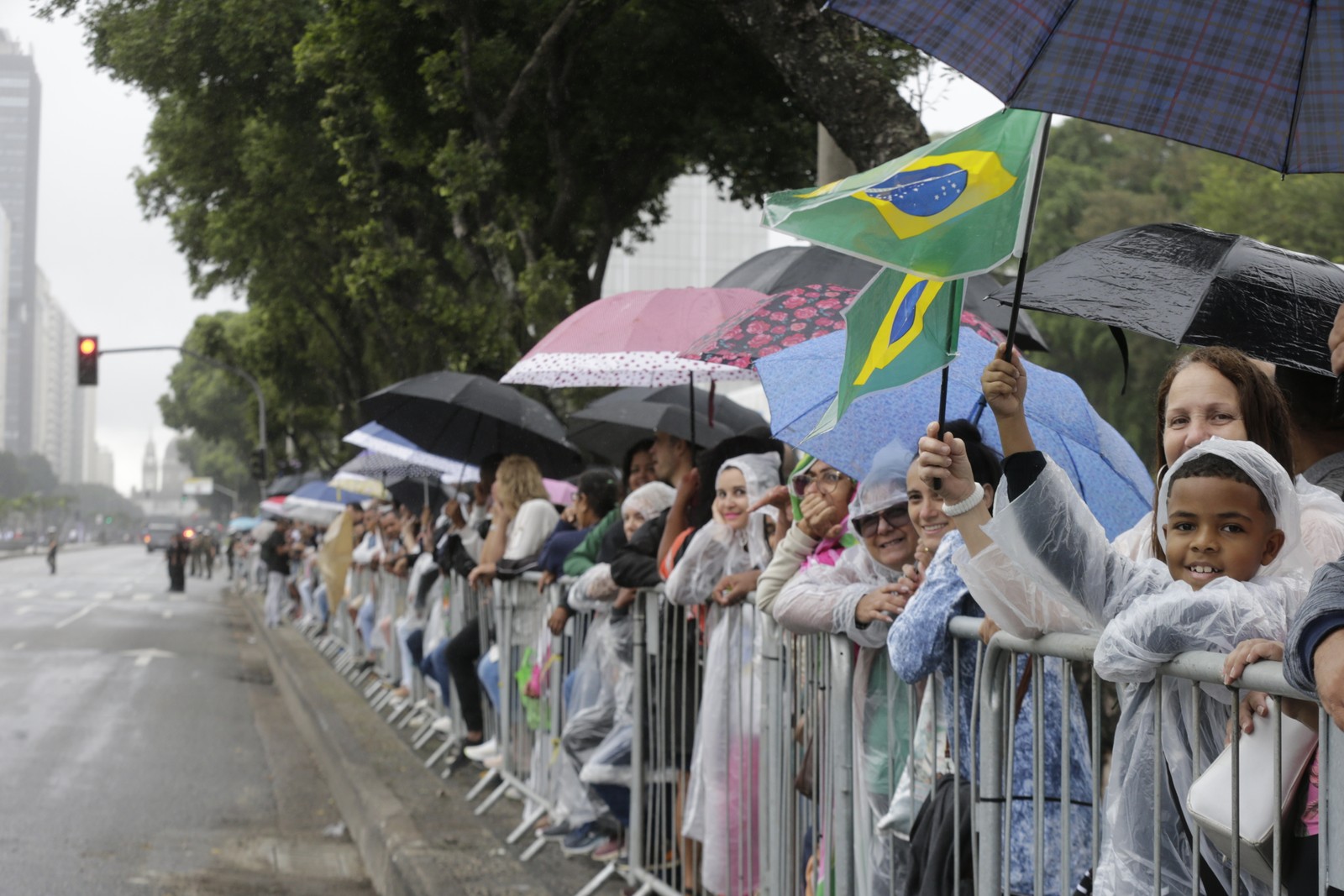 Público aguarda início do desfile cívico na Av. Presente Vargas, no Centro do Rio — Foto: Domingos Peixoto / Agência O Globo