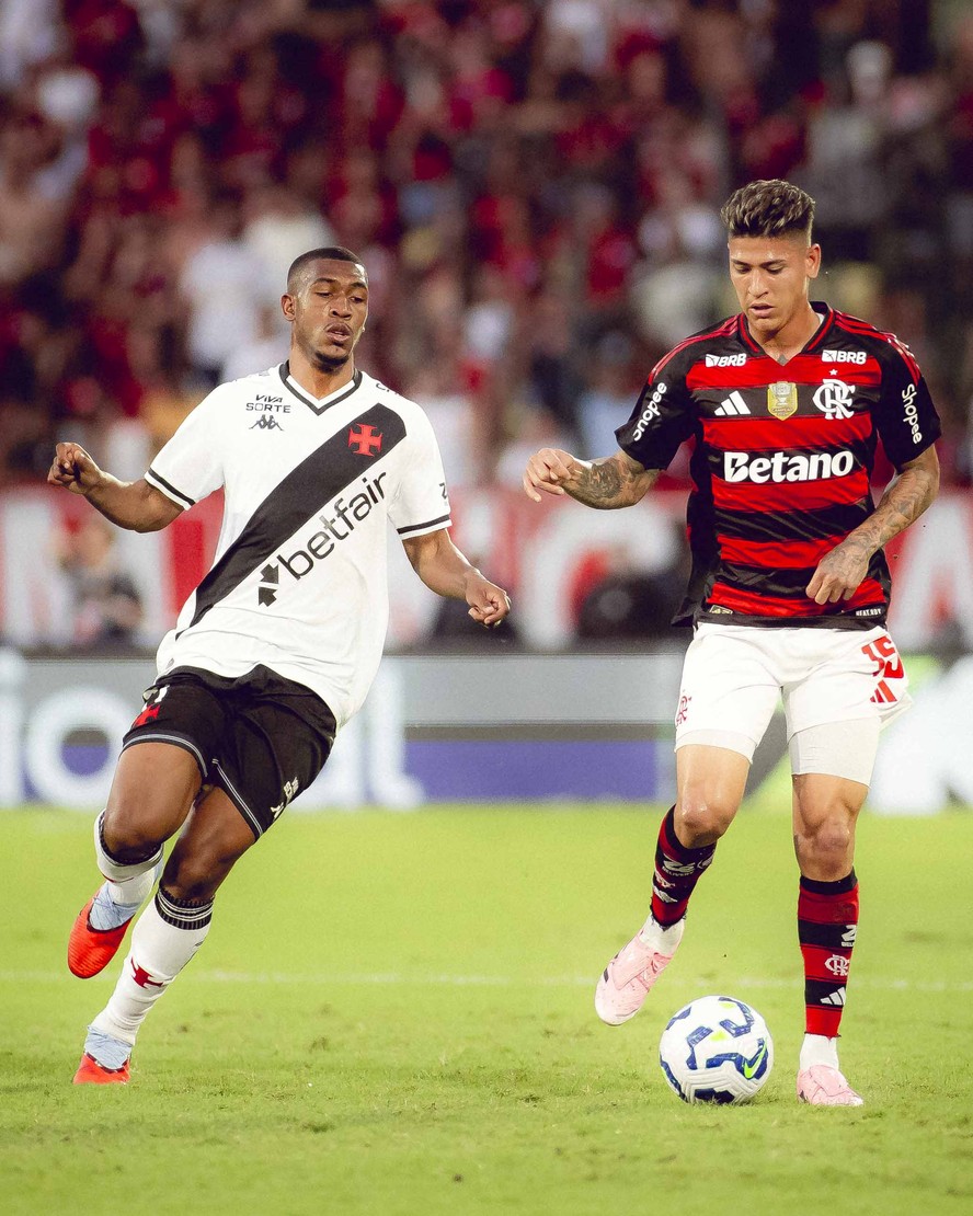 Rayan, do Vasco e Carrascal, do Flamengo em cl&aacute;ssico pelo Campeonato Brasileiro