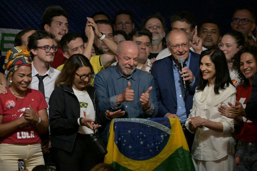 O presidente Luiz In&aacute;cio Lula da Silva discursa ap&oacute;s ser reeleito para o quarto mandato