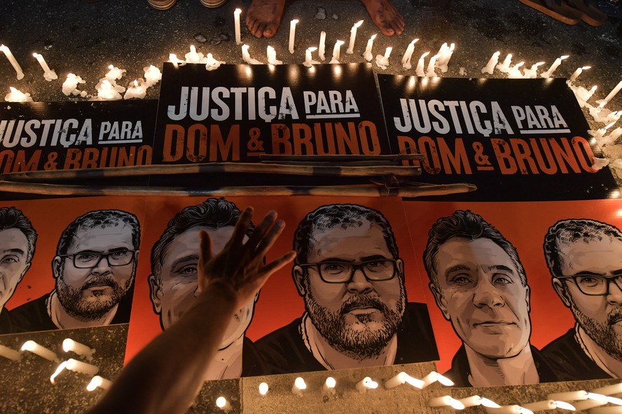 Indígenas protestam pela demarcação de terras e contra o assassinato de Bruno e Dom