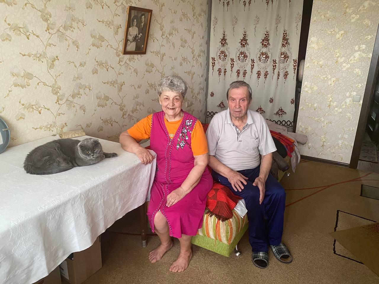 Alla, 78, e Anatoliy 81, e o gato Arseniy: se refugiaram na Rússia em abril e retornaram a Mariupol em agosto — Foto: Ekaterina Diachkova