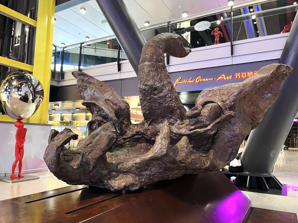 Escultura'Dragon Swan Elephant', de Salvador Dalí, no Shopping Parkview Green, em Pequim — Foto: Bloomberg