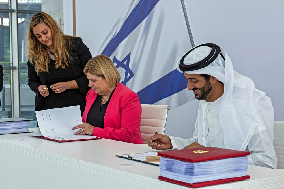 Ministra da Economia de Israel, Orna Barbivai, e ministro da Economia dos Emirados Árabes Unidos, em Dubai  Abdulla bin Touq al-Marri, na assinatura de acordo comercial entre os dois países, em  — Foto: Anuj Taylor/AFP