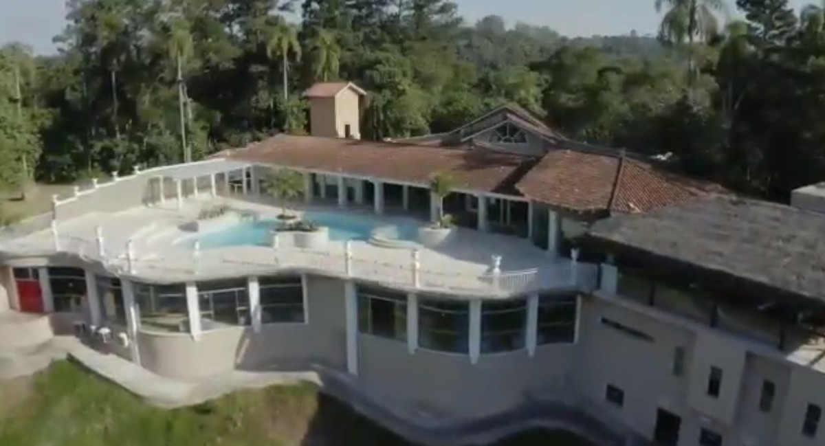 Mans&otilde;es mais luxuosas de 2023: famosos t&ecirc;m sala de cinema, boate e salas de ofur&ocirc; em casas, que valem at&eacute; R$ 400 milh&otilde;es