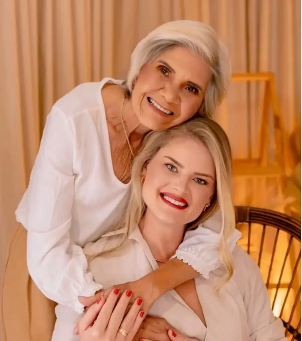 Gláucia e a mãe Bárbara Fekete, que impediu a ida da modelo para Nova York — Foto: Arquivo Pessoal / Reprodução BBC