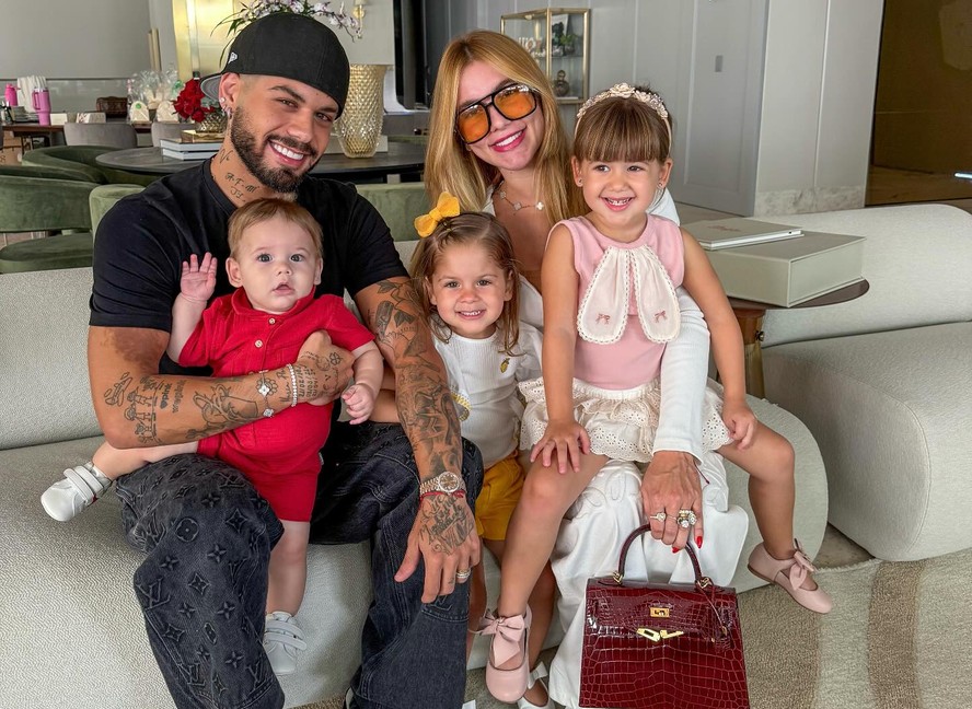 Zé Felipe, Virginia Fonseca e os três filhos, José Leonardo, Maria Alice e Maria Flor - Foto: Reprodução