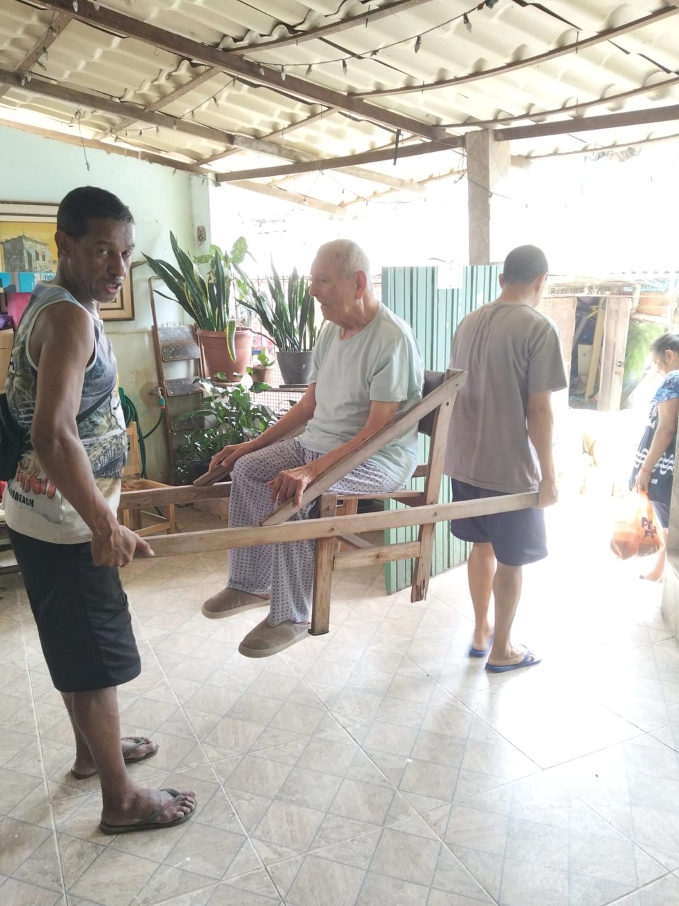 Carpenter Pedro Leôncio de Souza on the “samuzinho” chair he created — Photo: Disclosure/Personal archives